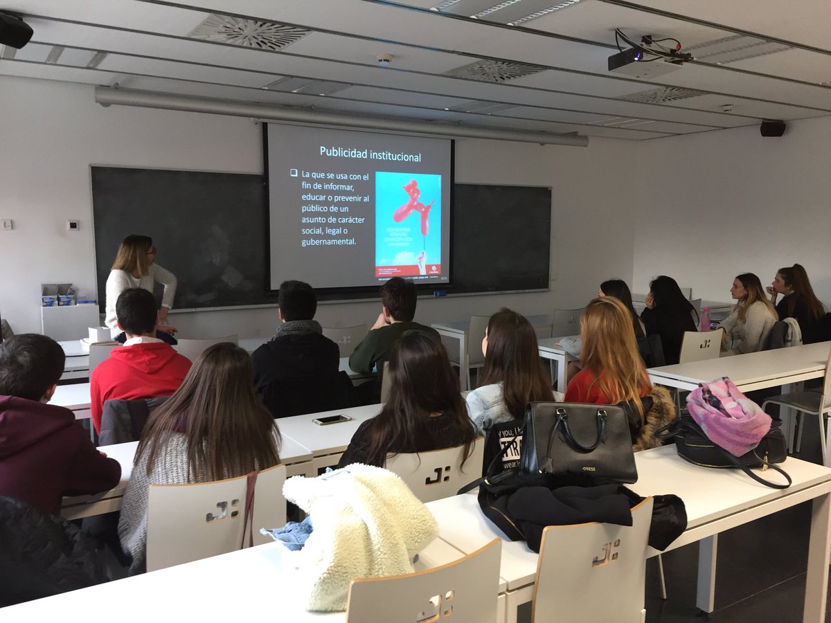 La profesora Thibisay González con alumnos del CFGS Marketing y Publicidad de AF Centre d’estudis Superior de Barcelona