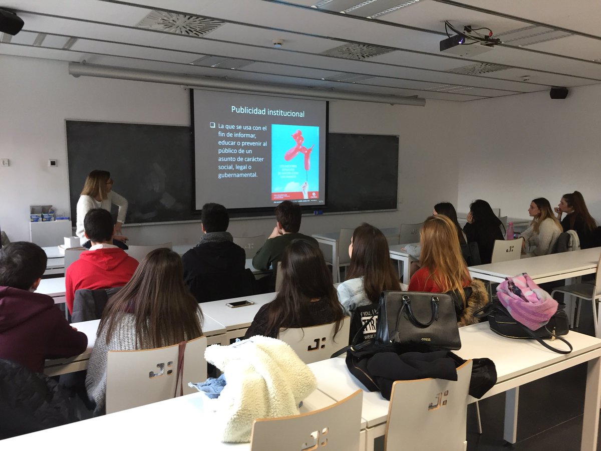 La profesora Thibisay González con alumnos del CFGS Marketing y Publicidad de AF Centre d’estudis Superior de Barcelona La profesora Thibisay González con alumnos del CFGS Marketing y Publicidad de AF Centre d’estudis Superior de Barcelona